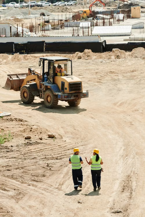 Fiscais de obra em campo