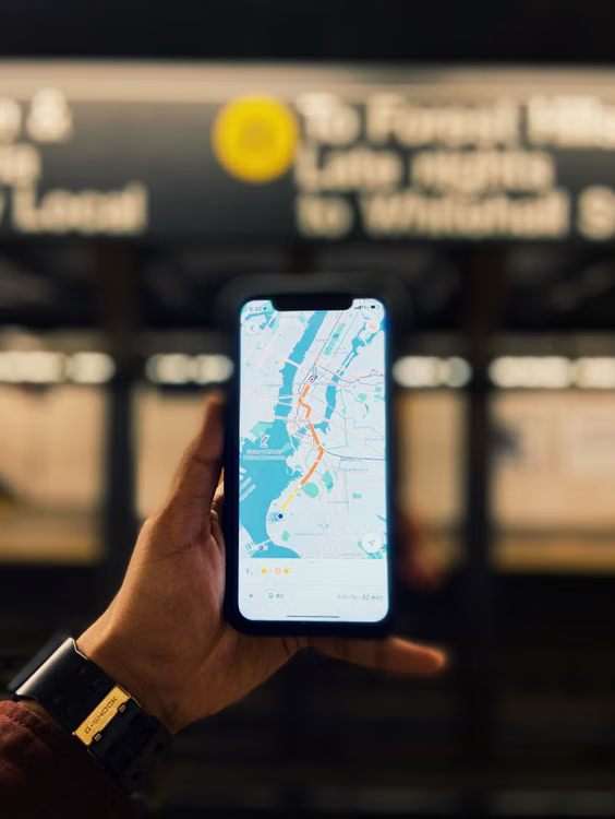 Pessoa segurando celular com mapa em tempo real